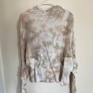 Cute Hoodie from the Buckle. Worn only once. Gimmicks brand size small.